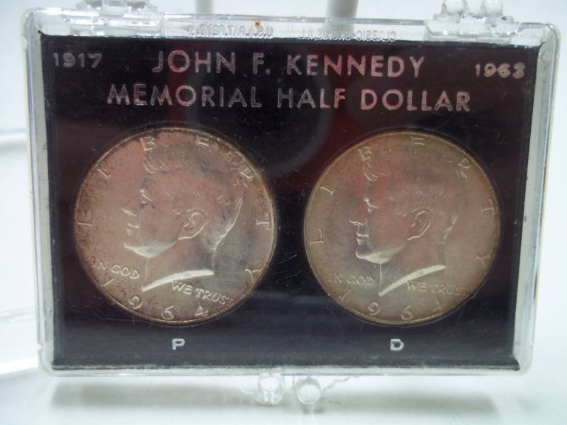 Pair of 1964 Kennedy Half Dollar 90% Silver in Case In Memoriam 1917 Kennedy 1963