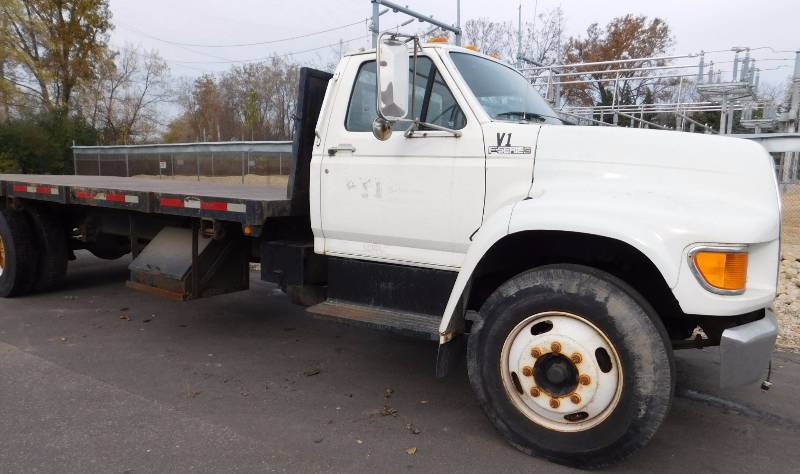 1998 Ford F800 Flatbed Truck