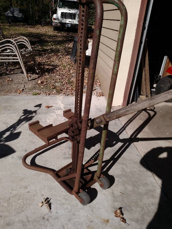 lot 6 image: Snowmobile Jack