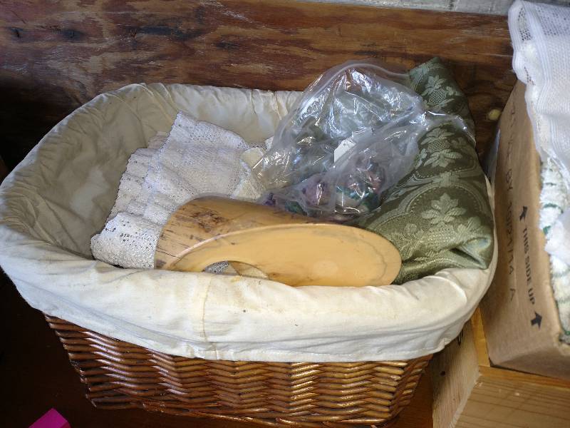 Random lot wicker basket, wine box etc.