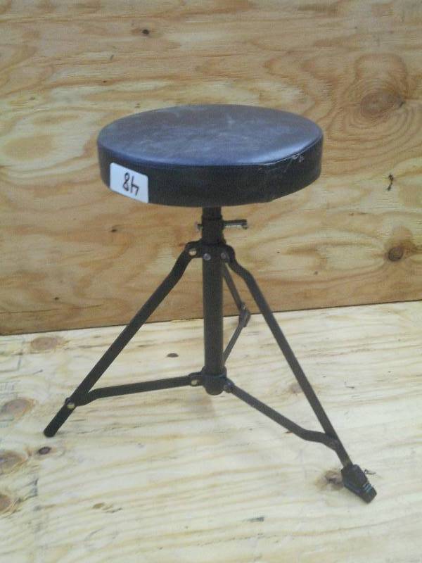 lot 48 image: Adjustable Folding Drummers Seat ...