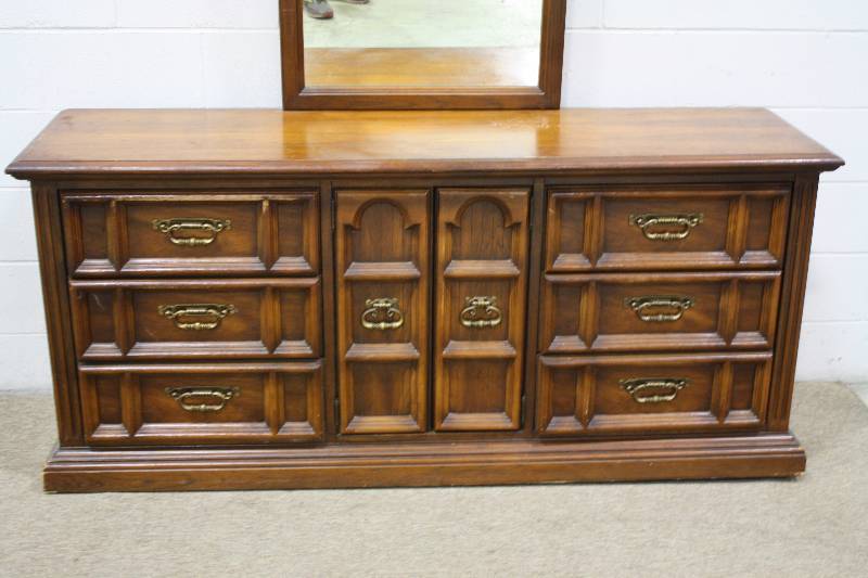 lot 32B image: Dresser with Mirror