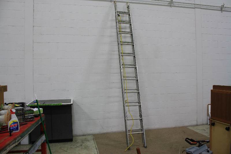 lot 11 image: 24ft Metal Extension Ladder