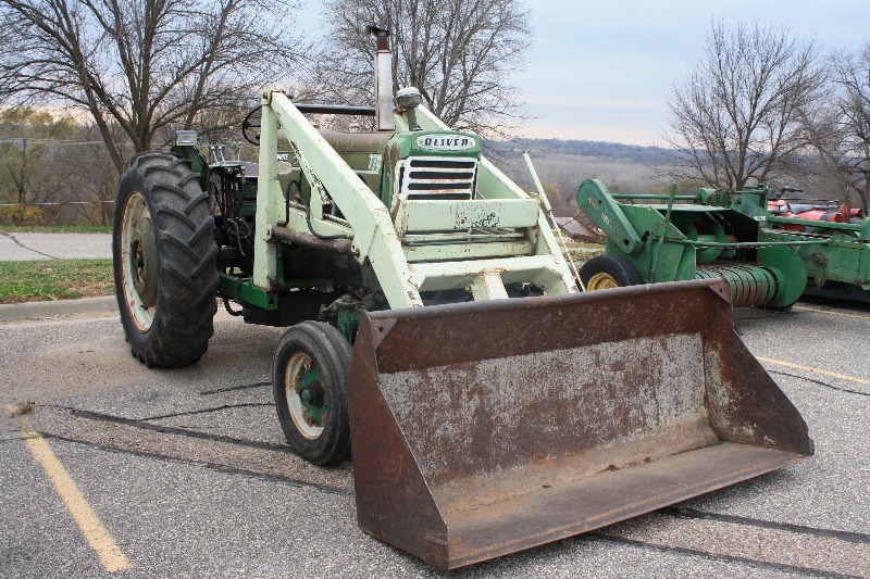 lot 1 image: 1959 Oliver 770 Tractor - 52HP