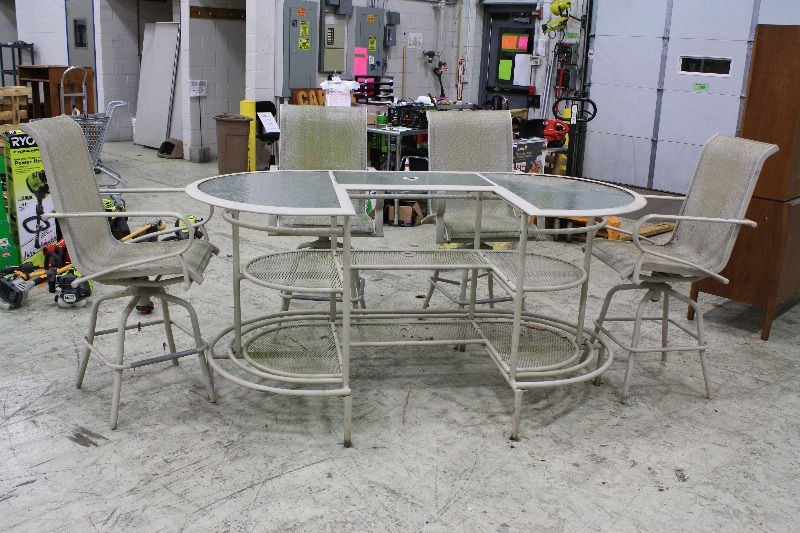 lot 45 image: Outdoor Patio Bar Set