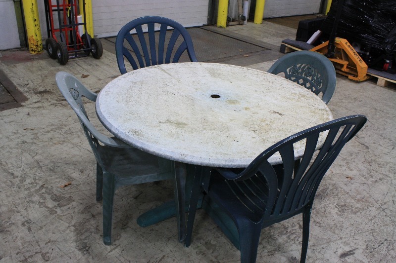 lot 46 image: Outdoor Table & Chairs