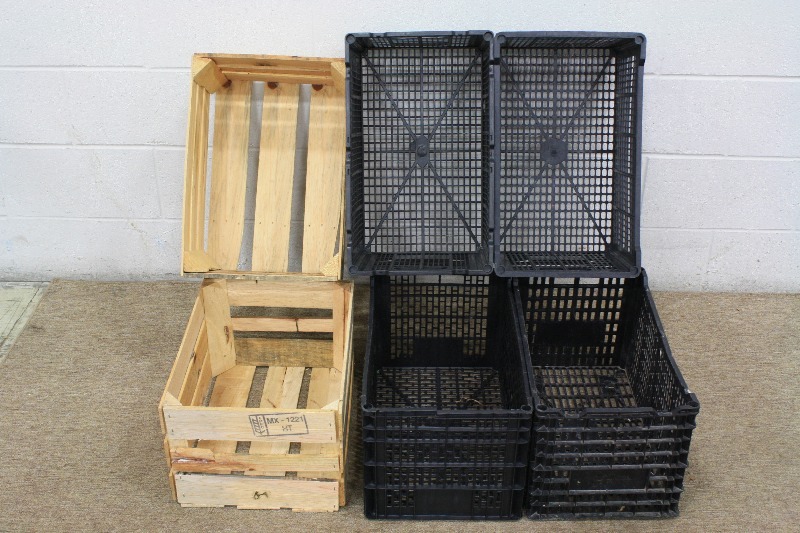 lot 78 image: Wood and plastic crates