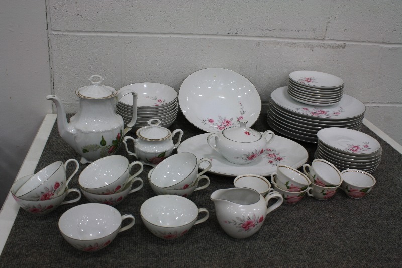 lot 80 image: Fine China and Tea Set (52pc)