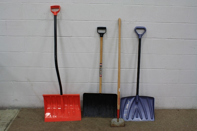 lot 83 image: Outdoor Winter Tools