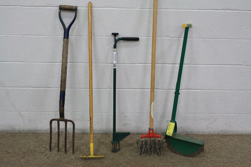 lot 84 image: Garden Tools