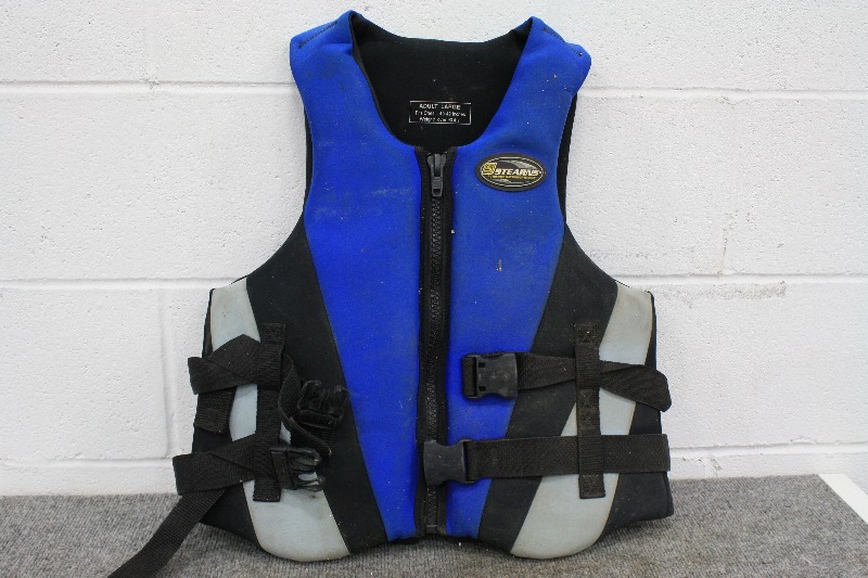 lot 97 image: Adult Large Ski Vest by Stearns