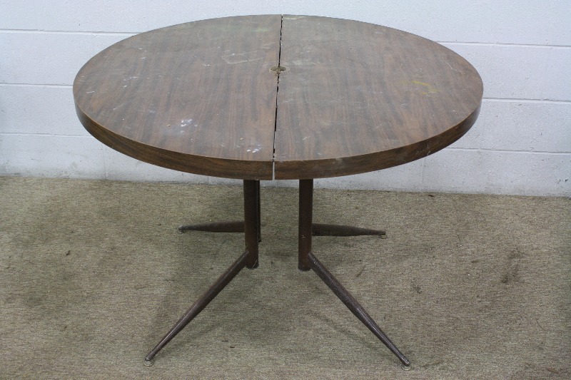 lot 118 image: Round Wood Table