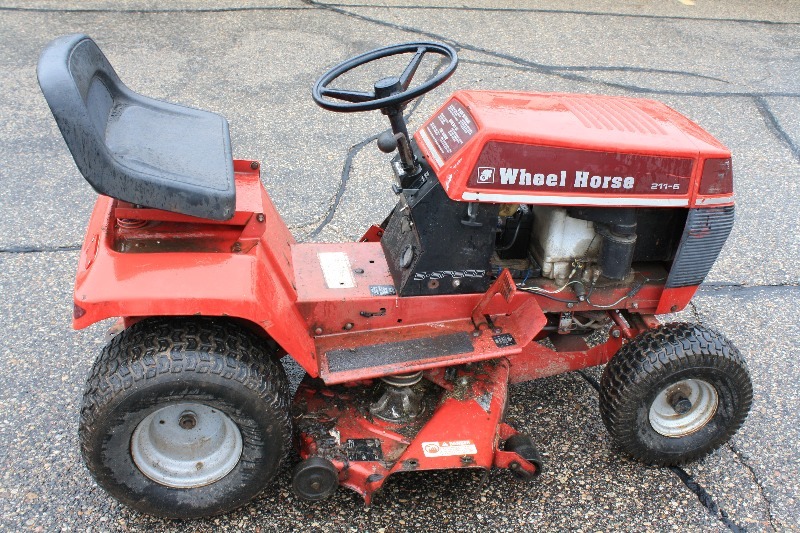lot 7 image: Wheel Horse 211-5 Riding Mower 11HP 38 Deck