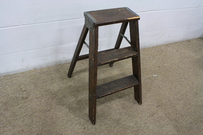 lot 154 image: 2 Step Wood Ladder