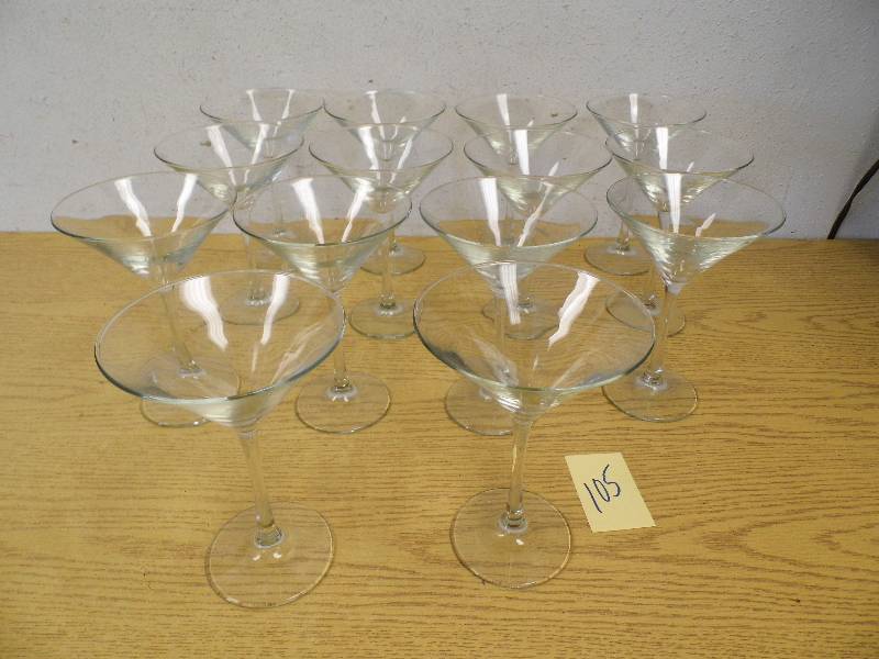 lot 105 image: Lot of 14 Martini Glasses