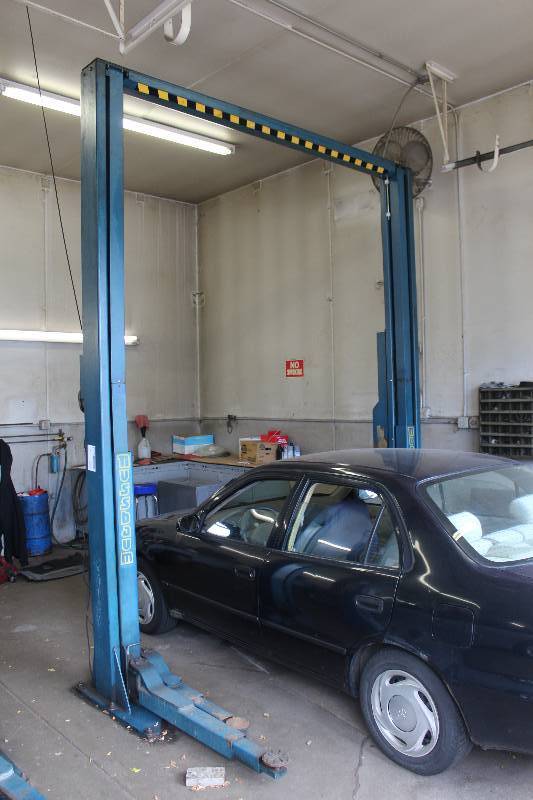 lot 2 image: Nussbaum 2-Post Automotive Lift
