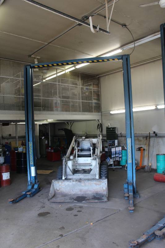 lot 5 image: Nussbaum 2-Post Automotive Lift