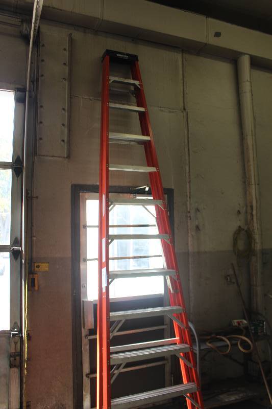 lot 18 image: Werner Fiberglass 12 Foot Step Ladder