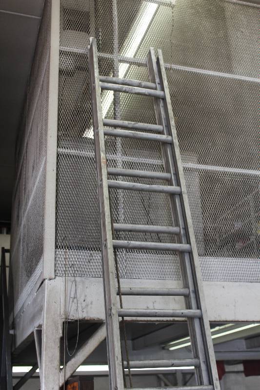 lot 19 image: Aluminium 20 Foot Max Height Extension Ladder