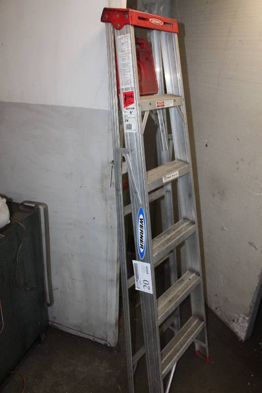 lot 20 image: Werner 6 Type III 200lbs Light DutyHousehold Use Ladder