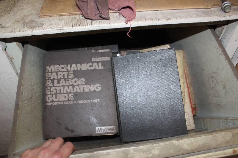 lot 43 image: 1975 Automotive Manuals