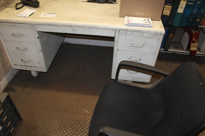 lot 47 image: 6-Drawer Metal Office Desk w 5-Chairs