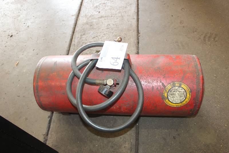 lot 64 image: Portable 6 Gallon Air Tank w Hose