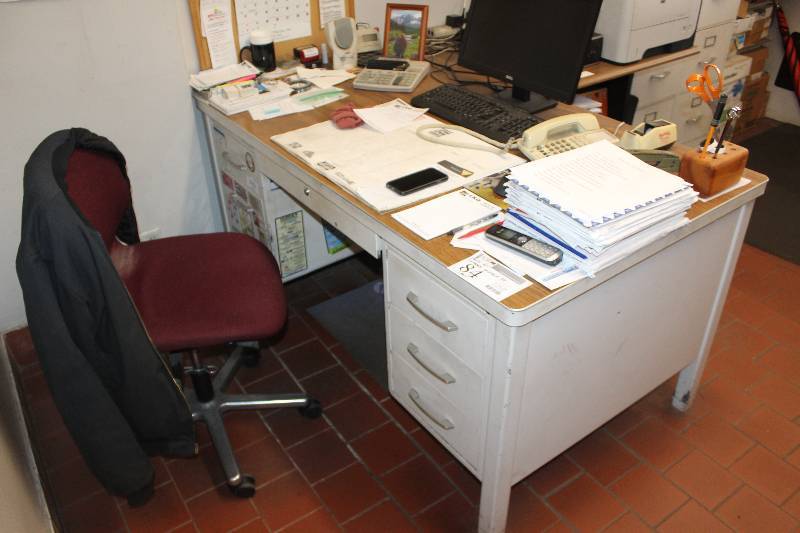 lot 84 image: 5-Drawer Metal Office Desk w Chair