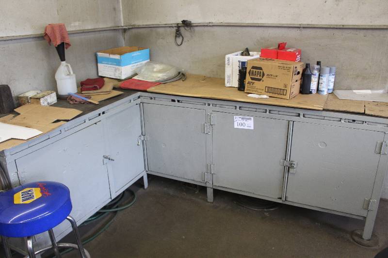 lot 100 image: L-Shaped 5-Locking Door Work Bench