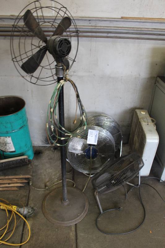 lot 102 image: Lot of Fans