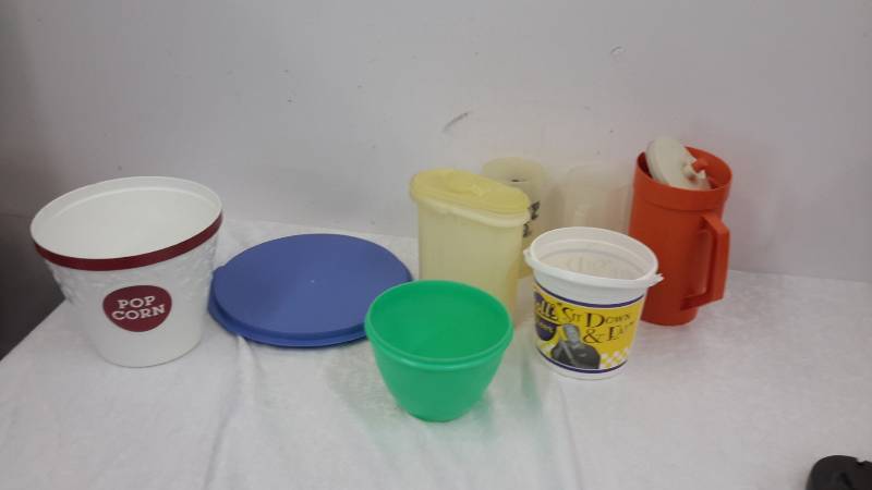 lot 6 image: Plastic kitchenware