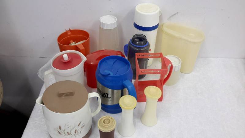 lot 20 image: Plastic kitchenware