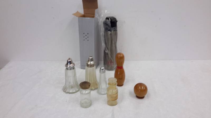 lot 22 image: Salt and pepper shakers and mug