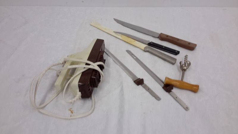 lot 23 image: Knives