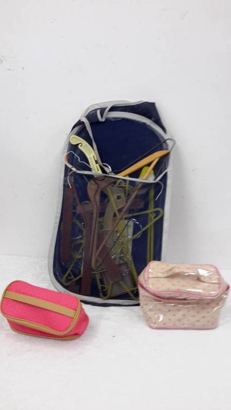 lot 35 image: Handbags and laundry