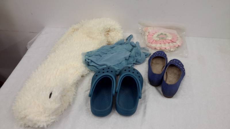 lot 40 image: Womens apparel