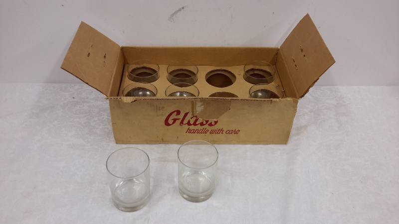 lot 56 image: 8 pc glass set