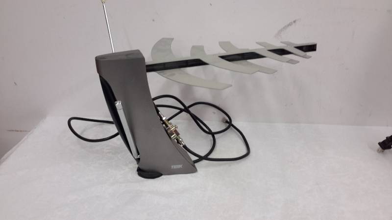 lot 65 image: HDTV Antenna