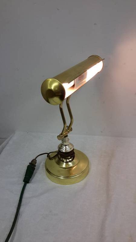 lot 68 image: Desk lamp