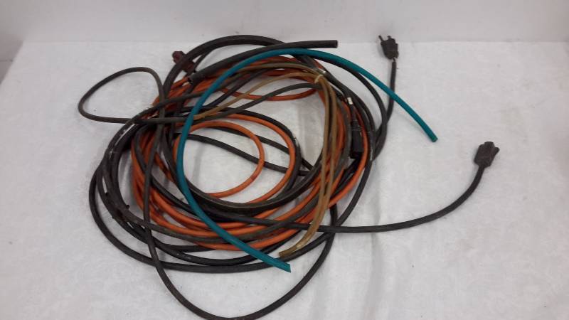 lot 87 image: Extension cords and small hose