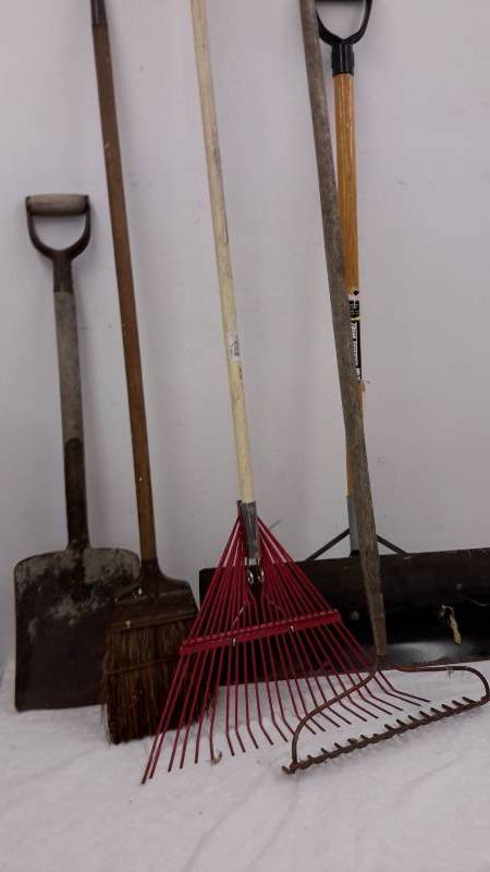 lot 94 image: Yard tools