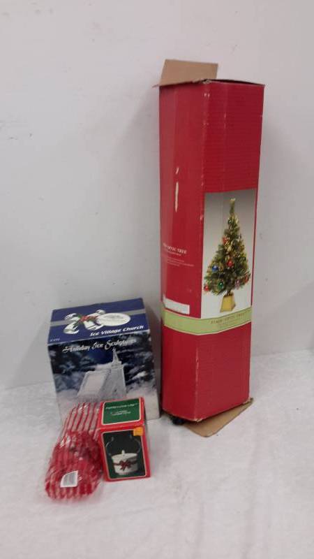 lot 105 image: Christmas decorations