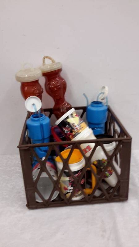 lot 119 image: Plastic cups in a plastic crate