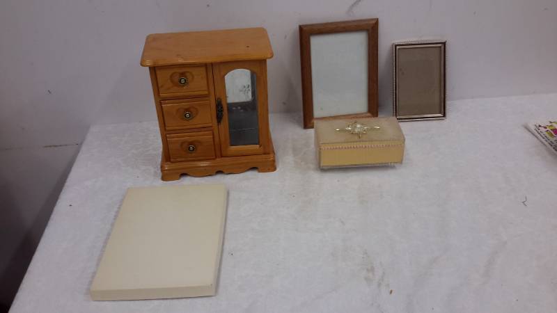 lot 130 image: Jewelry boxes and frames