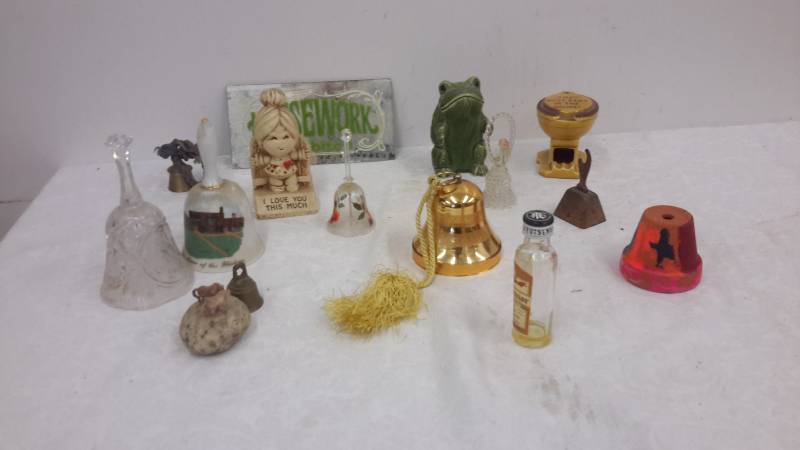 lot 138 image: Bell collection and dcor