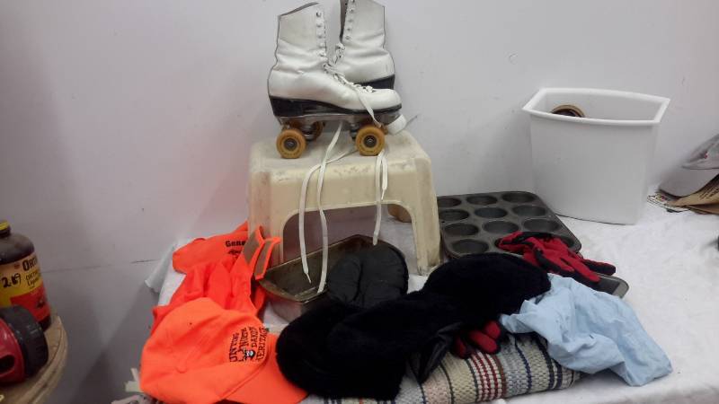 lot 151 image: Skates, stepstool, baking pans, gloves, rug, hats, belts