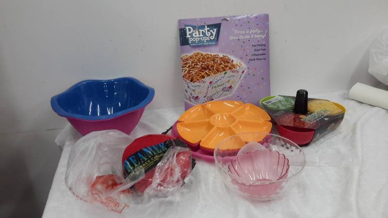 lot 153 image: Party supplies