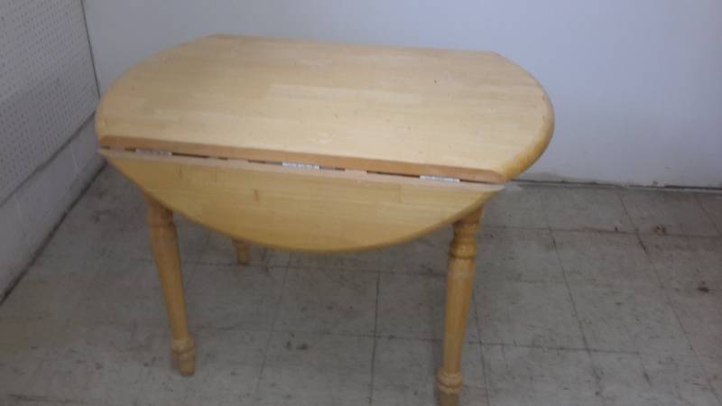 lot 171 image: Wooden table with drop leafs