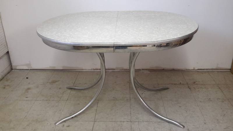 lot 182 image: Vintage table
