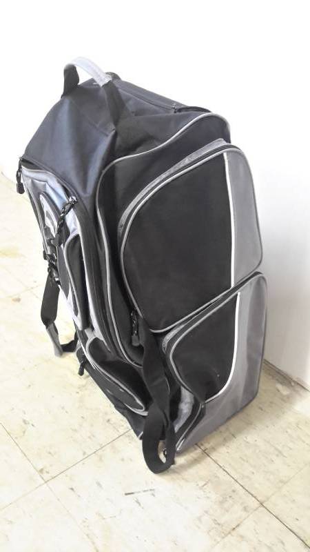 lot 187 image: Pinnacle travel bag
